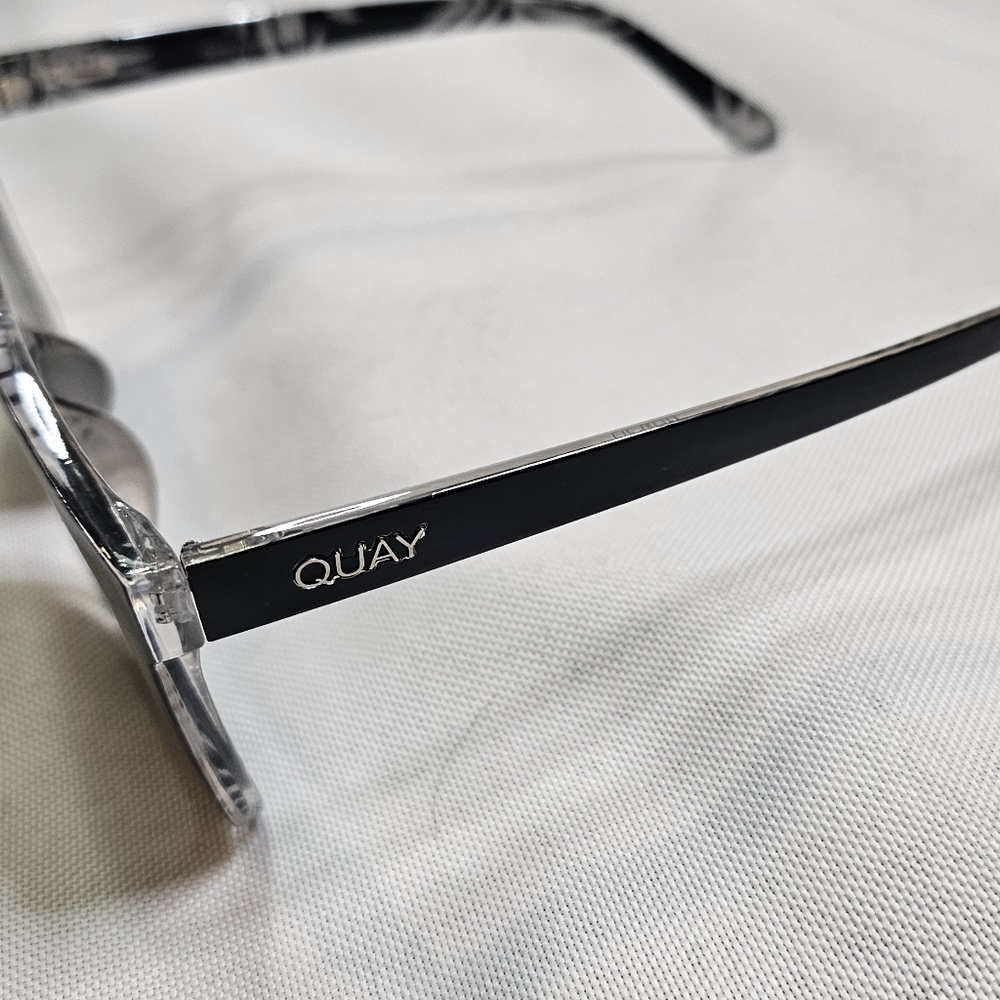"QUAY AUSTRALIA" Black Mirrored Square Sunglasses - Picture 2 of 2
